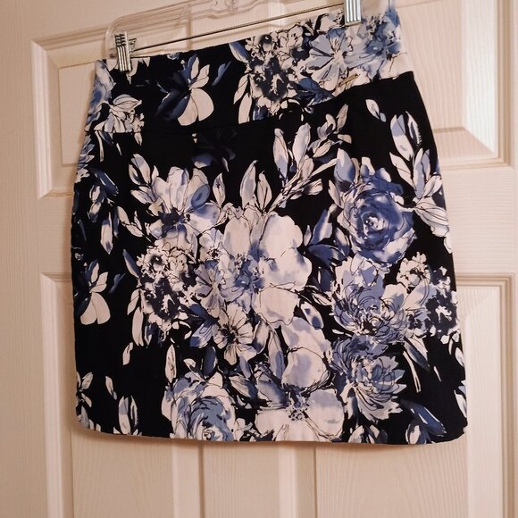 S.C. & Co, Skort, Black w/ Blue, and white Floral, Sz M, Hi Rise, Stretch, New - Picture 5 of 8